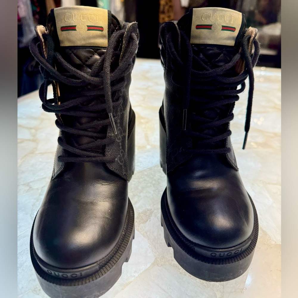 GG Supreme Canvas & Leather Bootie!!  En excellent condition!